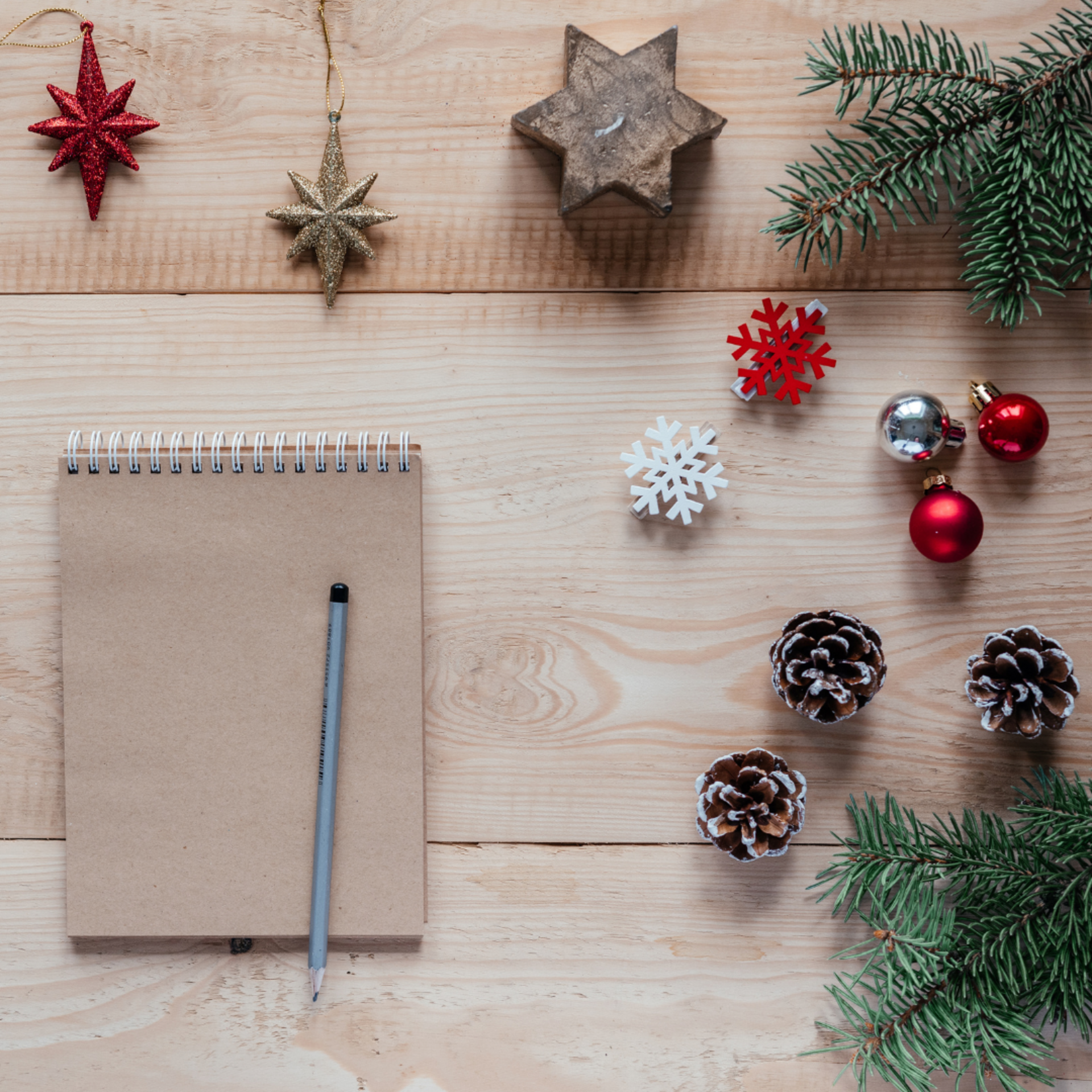 Neujahrsvorsätze, Weihnachtliches Bild mit einem Block und einem Stift
