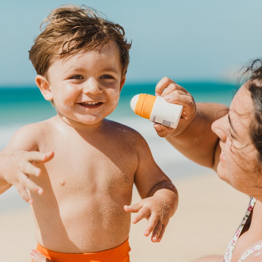 Keine Chance für Sonnenbrand: So gelingt der richtige Sonnenschutz im Familienalltag