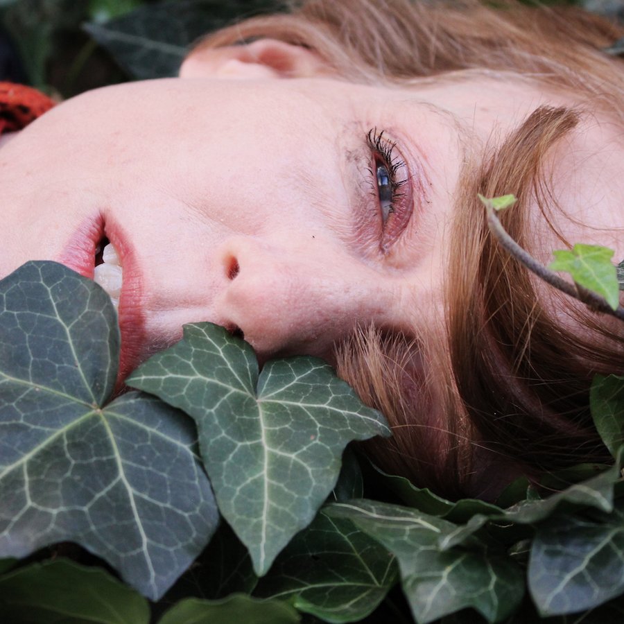 Walter Pobaschnig TREIBGUT / Tanztheater von und mit Nadja Puttner