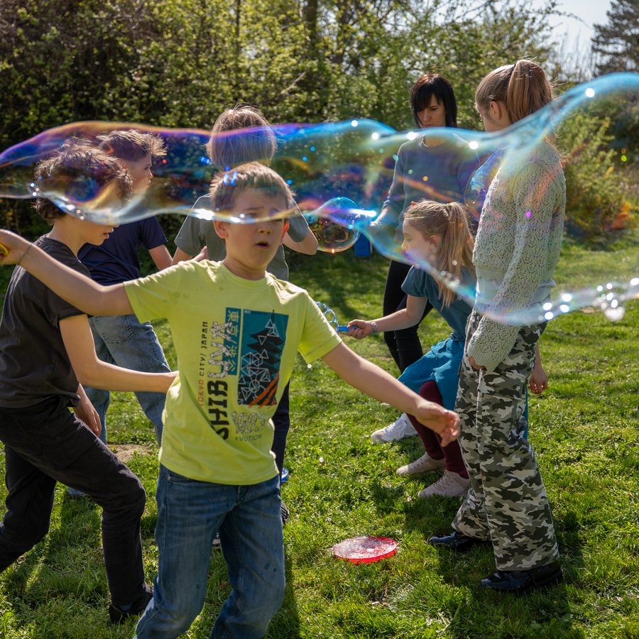 Kinder stärken nach der Trennung – RAINBOWS hilft