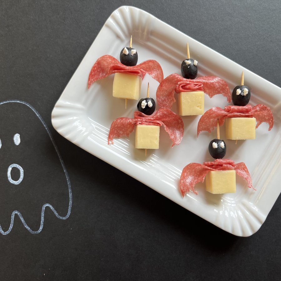 Halloween-Rezept: Salami-Käse-Fledermäuse