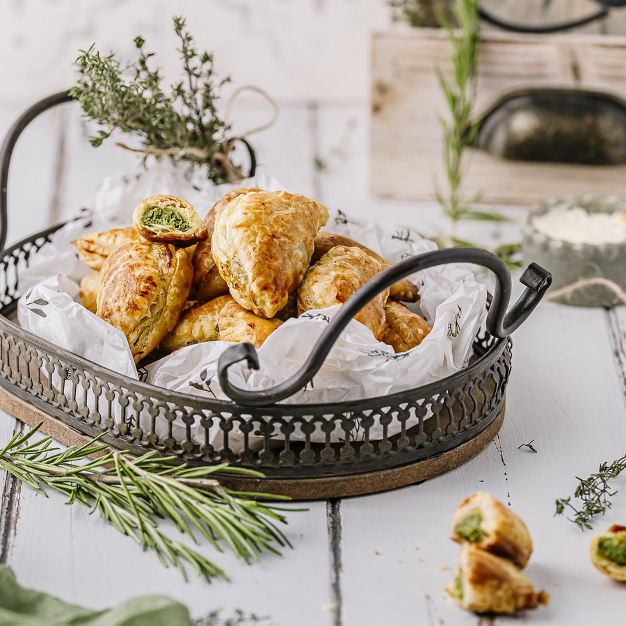 Celina Hruschka Rezept-Tipp: Kräutertaschen mit Sauerrahmdip